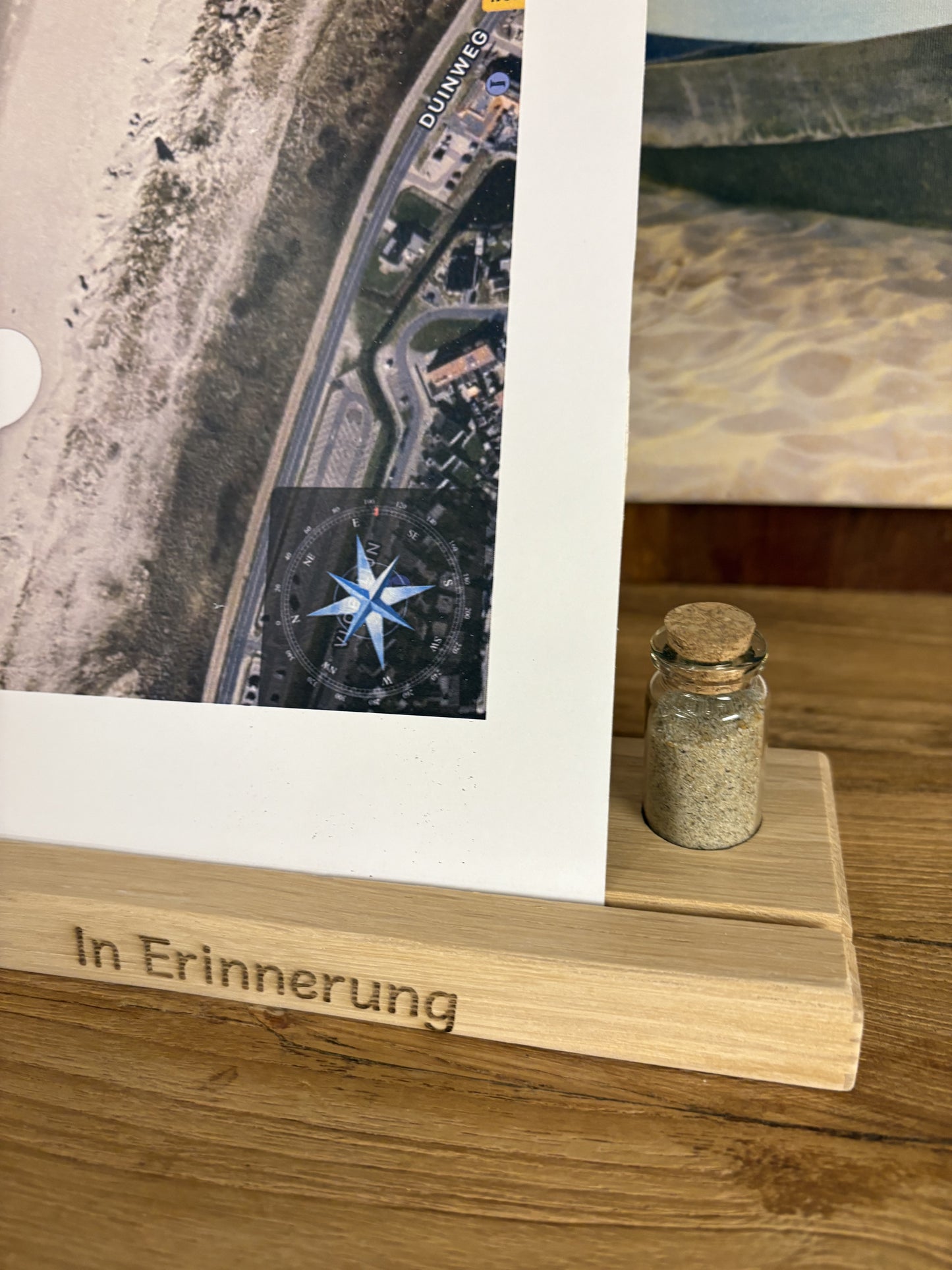 Koordinaten-Karte des Verstreuungspunktes weiß auf Holzbase mit einer Bottle