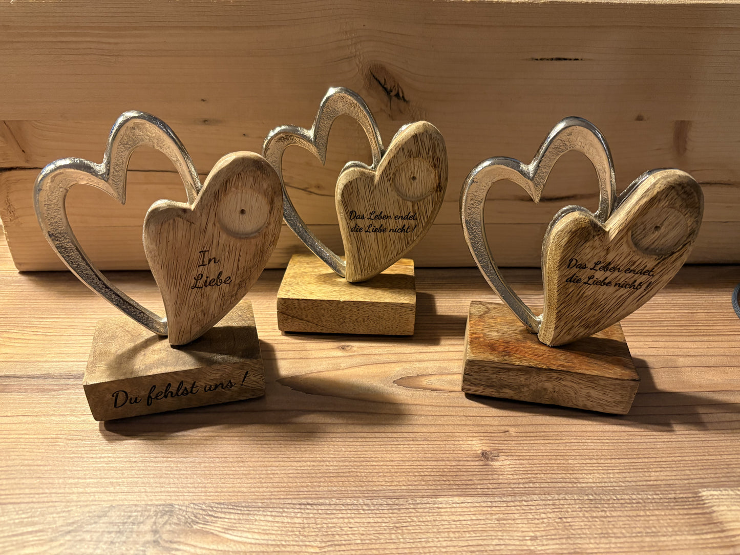 Erinnerungs-Doppelherz Metall-Holz auf Holzbase, Loch vorgebohrt, mit Spruch und Medaillon