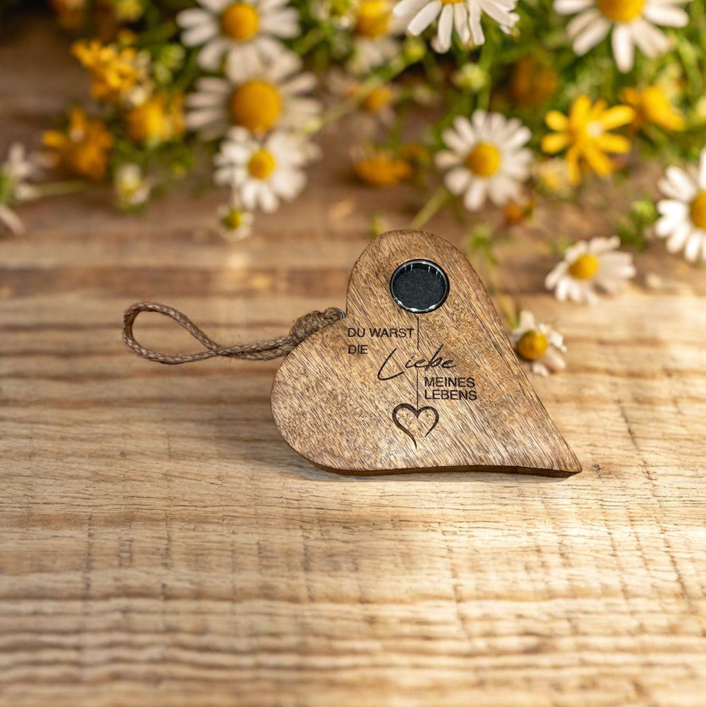 Erinnerungsherz aus Holz, zum Stehen oder Anhängen mit Medaillion und Gravur