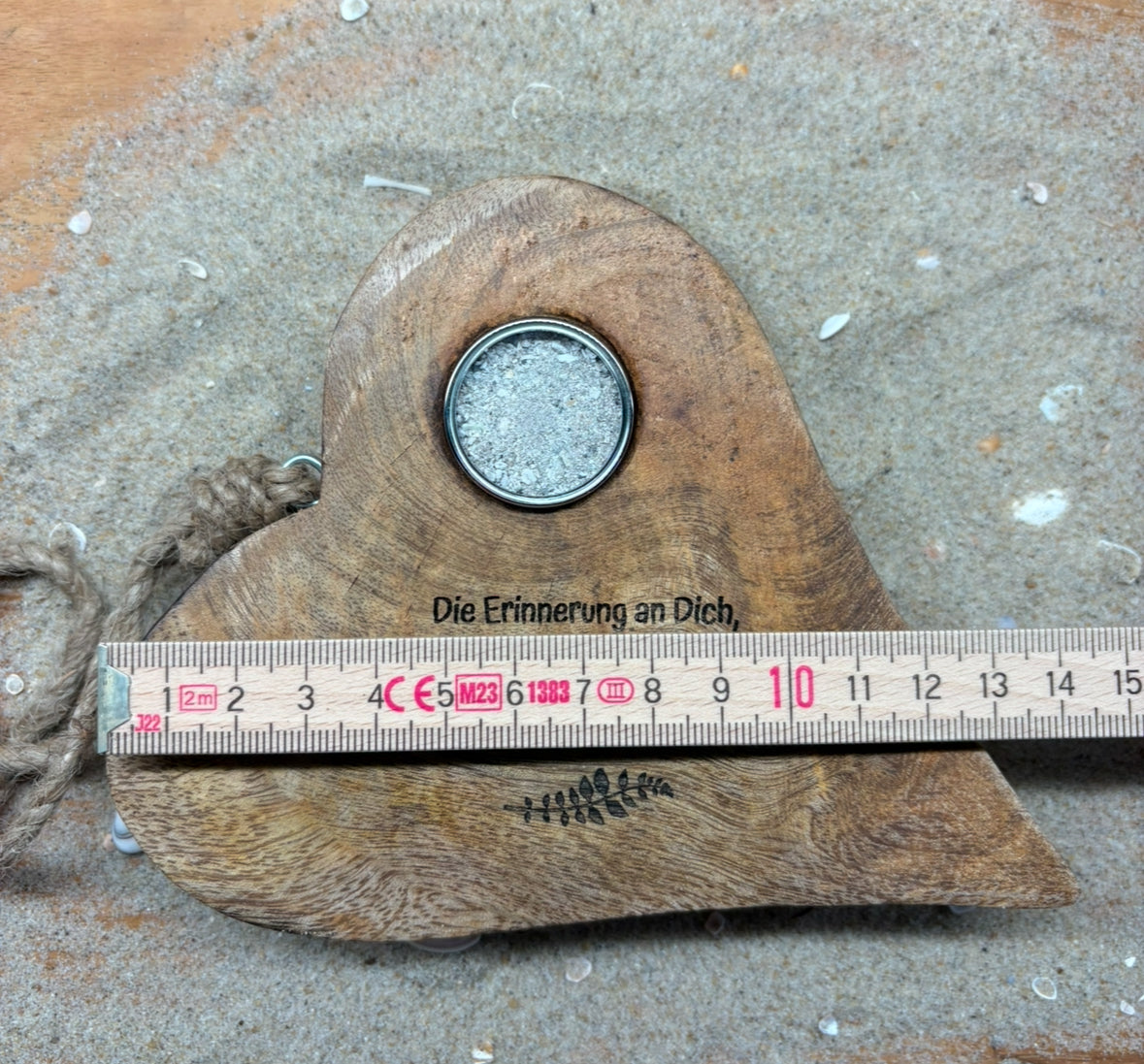 Erinnerungsherz aus Holz, zum Stehen oder Anhängen mit Medaillion und Gravur