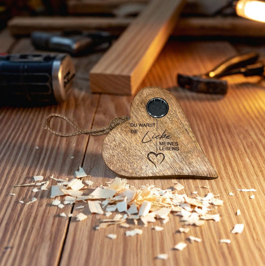 Erinnerungsherz aus Holz, zum Stehen oder Anhängen mit Medaillion und Gravur