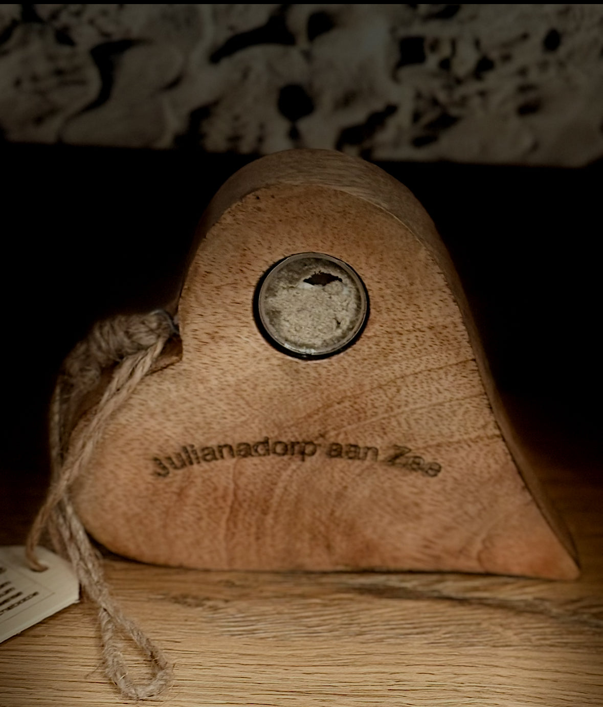 Erinnerungsherz aus Holz, zum Stehen oder Anhängen mit Medaillion und Gravur