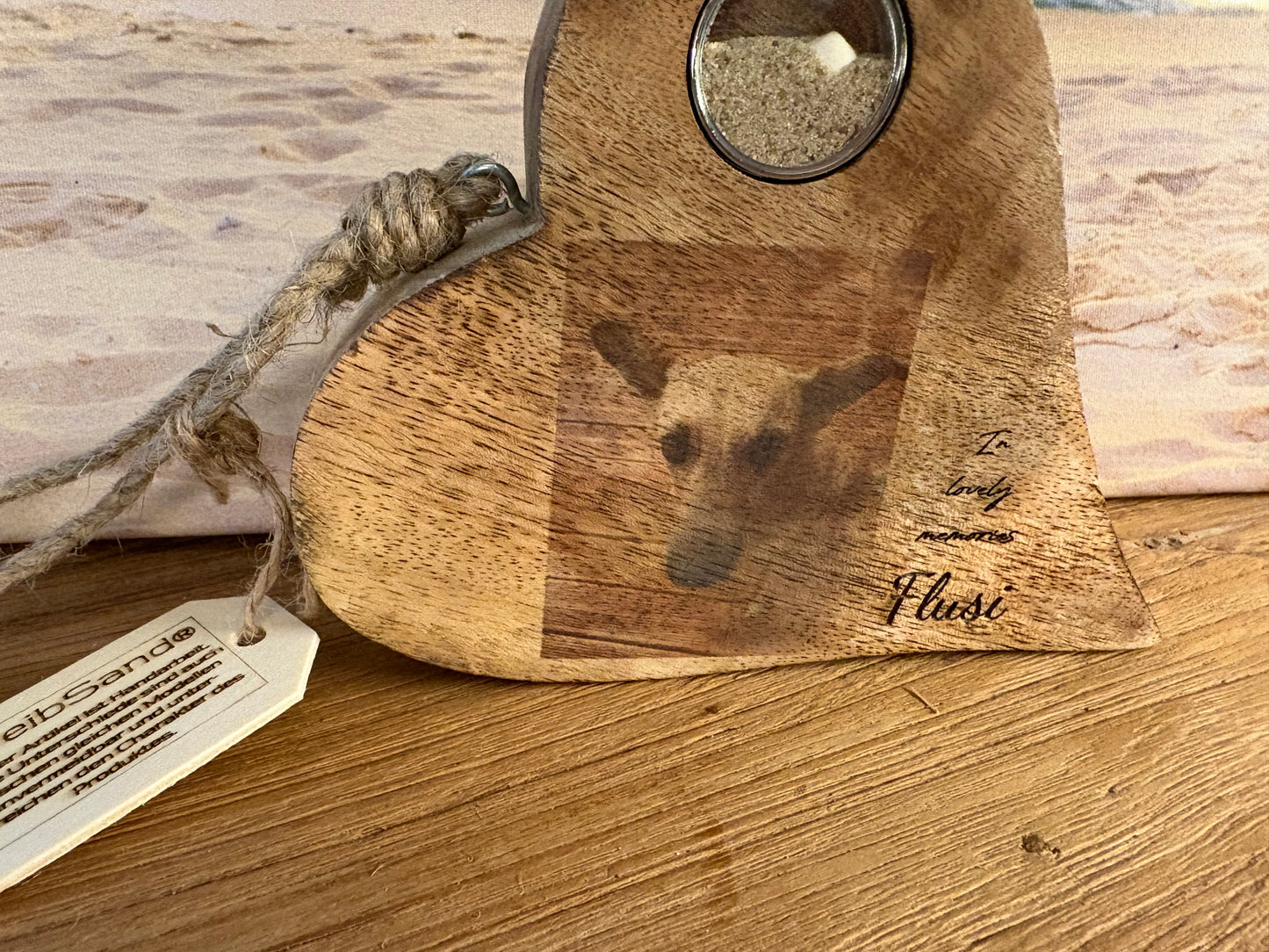 Erinnerungsherz aus Holz, zum Stehen oder Anhängen mit Foto, Medaillion und Gravur